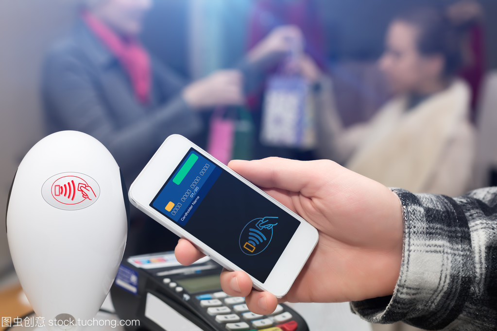 移動(dòng)支付終端店收銀員柜臺(tái)的人與設(shè)備 便捷支付的完美結(jié)合